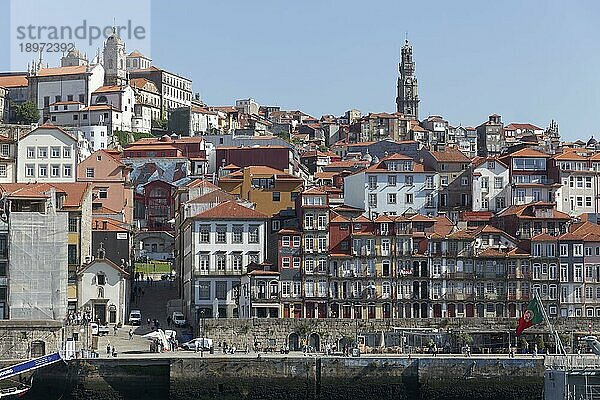 Blick auf Stadtviertel Ribeira  traditionelle Häuser am Cais da Ribeira  Torre dos Clérigos  historische Altstadt  Porto  Portugal  Europa