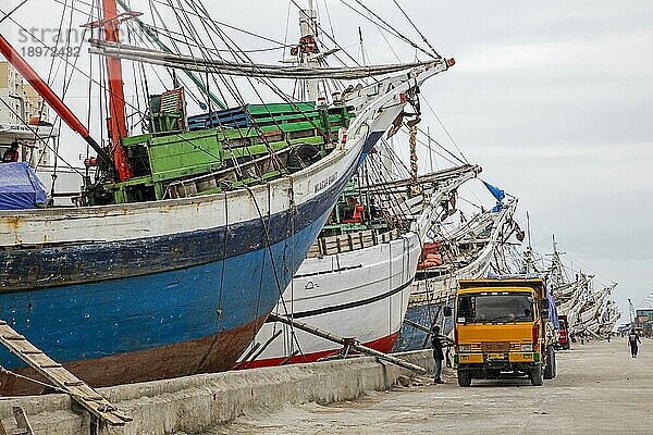 Hölzerne Pinisis  Phinisis  traditionelle indonesische Zweimast Segelschiffe in Sunda Kelapa  Sunda Kalapa  alter Batavia Hafen in Jakarta  Indonesien  Asien