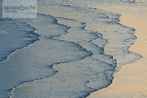 Kleine Wellen an flachem Strand  Fredvang  Lofoten  Norwegen  Europa