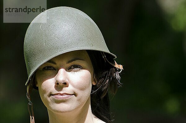 Glückliche Frau mit Militärhelm