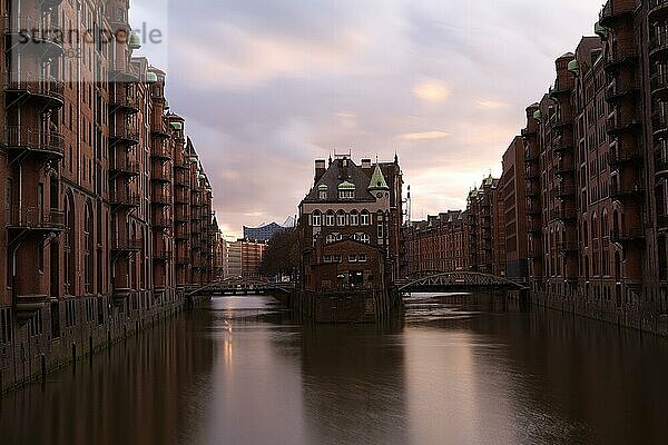 Wasserschloss  Wasserschlösschen in der Speicherstadt  Langzeitbelichtung  Hamburg  Deutschland  Europa