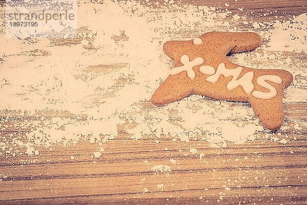 Weihnachtsplätzchen in Form einer Ziege auf einem Küchentisch