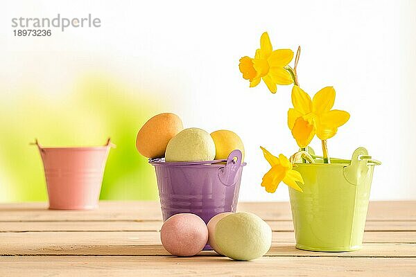 Ostereier in einem violetten Eimer in der Osterzeit