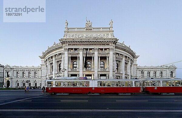 Burgtheater  Außenansicht mit nostalgischer Straßenbahn  Wien  Österreich  Europa
