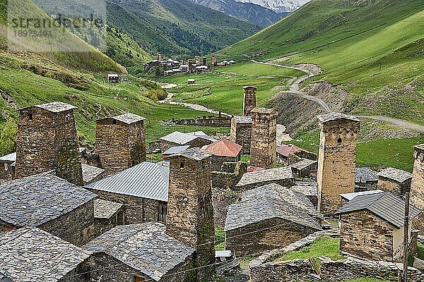 Uschguli  Ushguli  mittelalterliches Bergdorf mit Wehrtürmen und traditionellen Wohnhäusern mit Ställen  Machubi  vorne der Ortsteil Tschaschaschi  hinten der Ortsteil Murqmeli  obere Enguri-Schlucht  Ober-Swanetien  Hoher Kaukasus  Georgien  Asien