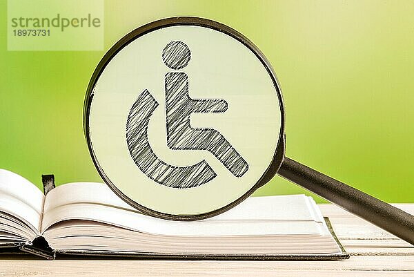 Informationen für Behinderte mit einer Bleistiftzeichnung eines Behindertensymbols in einer Lupe