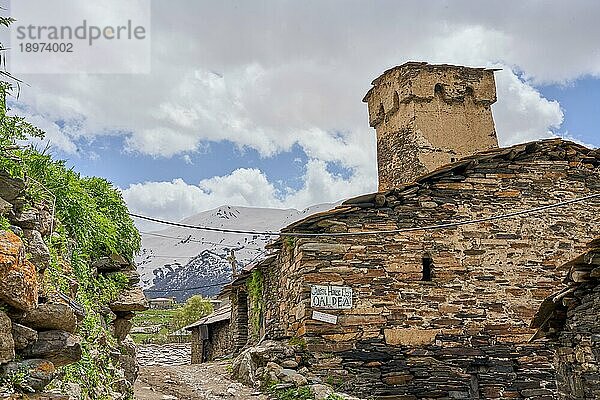 Wehrturm  traditionelles Wohnhaus und Stall  Machubi  mittelalterliches Bergdorf Uschguli  Ushguli  Ortsteil Schibiani  Ober-Swanetien  Hoher Kaukasus  Georgien  Asien