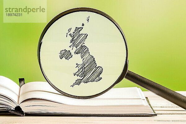 Vereinigtes Königreich mit einer Bleistiftzeichnung einer Karte des Vereinigten Königreichs in einem Vergrößerungsglas