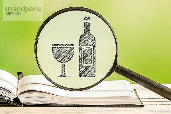 Weininformationen mit einer Bleistiftzeichnung einer Weinflasche und einem Glassymbol in einem Vergrößerungsglas