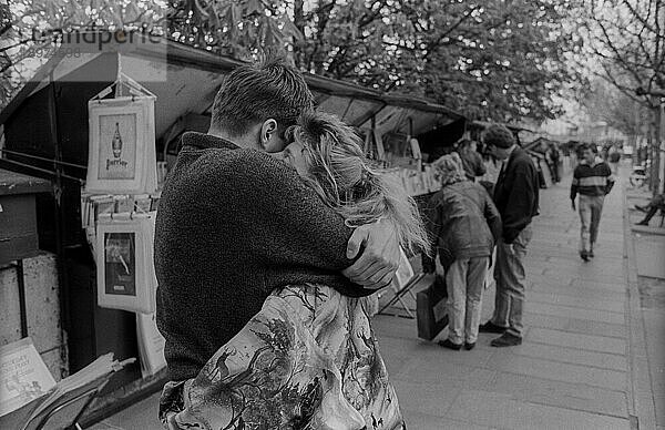 Frankreich  Paris  24.03.1990  Bücherstände an der Seine  Paar in Umarmung  Europa