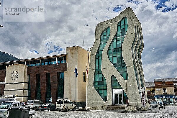 Polizeistation in Mestia  moderne Sichtbetonarchitektur  links das Rathaus  Ober-Swanetien  Hoher Kaukasus  Georgien  Asien