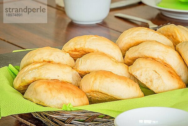 Brötchen in einem Korb auf einem Tisch in Ostern