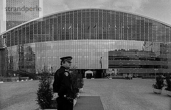 Frankreich  Paris  23.03.1990  Satellitenstadt La Défense  Polizist  Wachmann  Europa