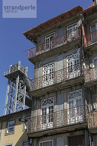 Traditionelles Wohnhaus zur Renovierung im Stadtviertel Ribeira  Aufzug Ascensor da Ribeira  Elevador da Lada  historische Altstadt  Porto  Portugal  Europa