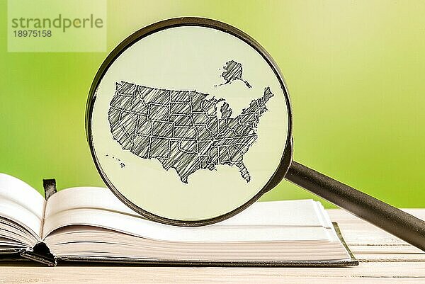 USA Informationen mit einer Bleistiftzeichnung einer Amerika Karte in einem Vergrößerungsglas