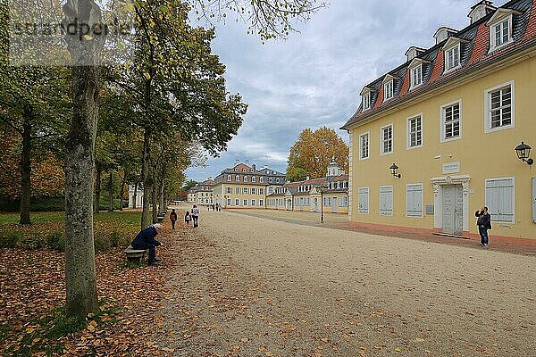 Promenade mit Comoedienhaus und ehemaligem Kurgebäude im Herbst  Staatsbad Wilhelmsbad  Hanau  Hessen  Deutschland  Europa