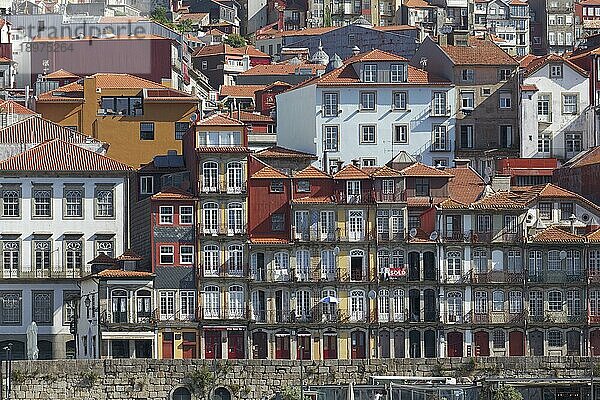 Traditionelle Häuser am Cais da Ribeira  Stadtviertel Ribeira  historische Altstadt  Porto  Portugal  Europa