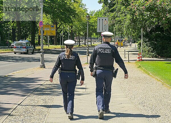 Polizisten auf Streife am Schloss Bellevue  Tiergarten  Berlin  Deutschland  Europa