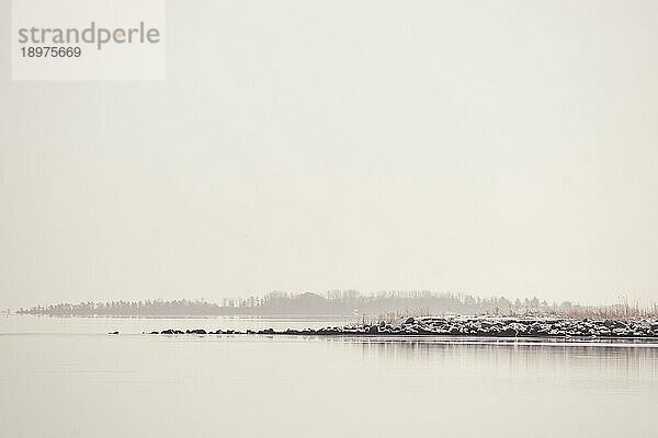 Seelandschaft an einem ruhigen Wintermorgen