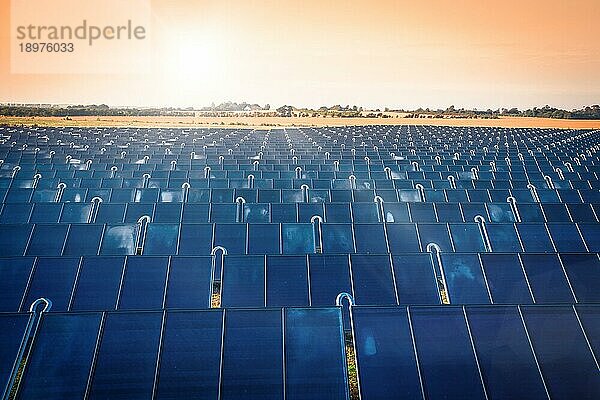 Solarpark produziert grüne Energie bei Sonnenaufgang