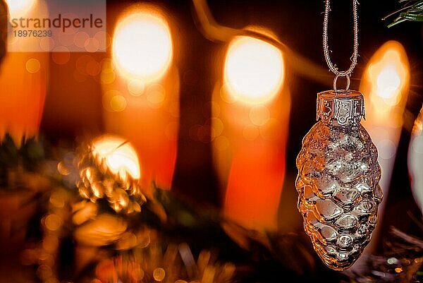 Weihnachtskugel in Form eines Tannenzapfens an einem Baum