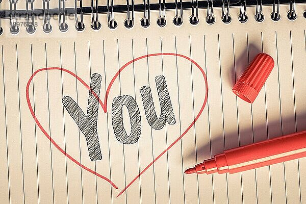 Ich liebe dich Nachricht auf Papier mit einem roten Pinsel