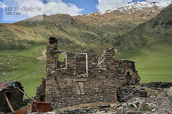 Zerfallendes traditionelles Wohnhaus und Stall  Machubi  mittelalterliches Bergdorf Uschguli  Ushguli  Ortsteil Schibiani  Ober-Swanetien  Hoher Kaukasus  Georgien  Asien