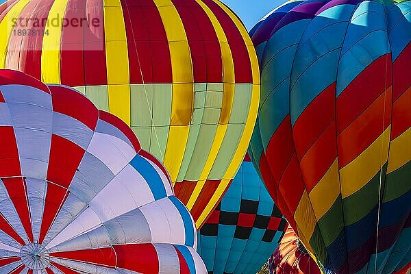 Fans genießen einen Ballonstart bei einem lokalen Festival