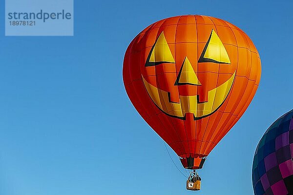 Fans genießen einen Ballonstart bei einem lokalen Festival