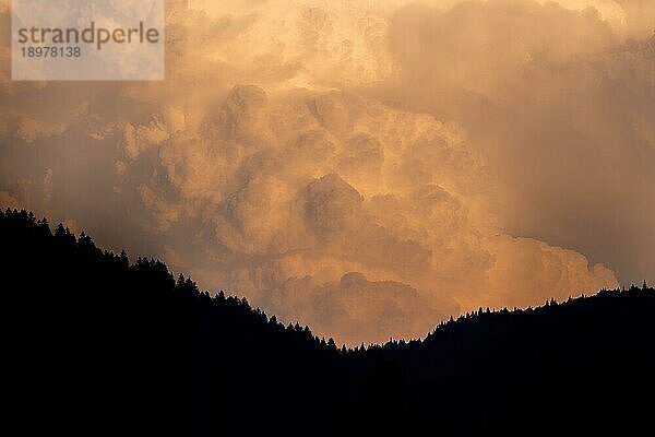 Gefahren durch Klimawandel  hier Gewitterfront in der Alpenregion mit einer dramatisch aussehenden Wolkenfront von Lenggries aus gesehen Richtung Süden  Sylvenstein  Südbayern  Deutschland  Europa