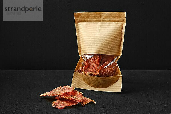 Portion pikantes Dörrfleisch vom Schwein in Papierverpackung