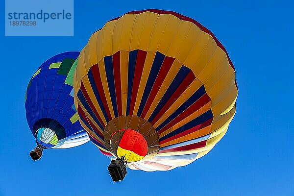 Fans genießen einen Ballonstart bei einem lokalen Festival