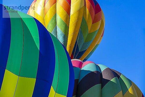 Fans genießen einen Ballonstart bei einem lokalen Festival