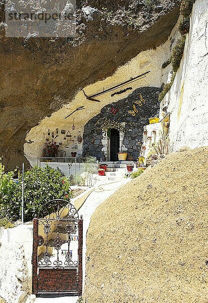 Traditionelle Wohnhöhle in Artenara  Provinz Las Palmas  Gran Canaria  Kanarische Inseln  Spanien  Europa