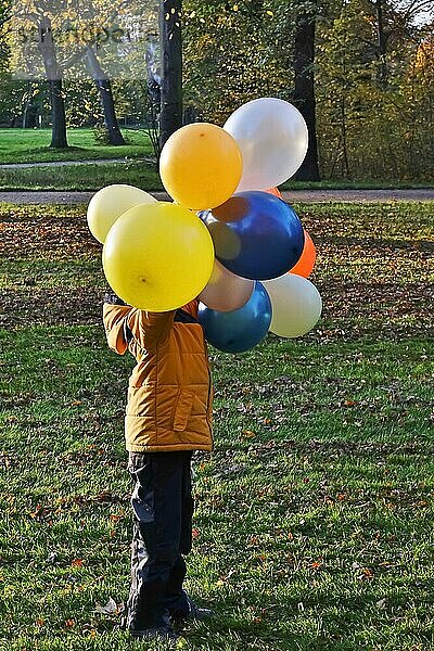 Kindergeburtstag  Spaß mit Luftballons  Deutschland  Europa