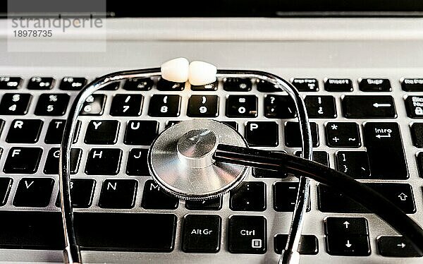 Stethoskop auf Laptop Tastatur. Konzept der medizinischen Online Konsultation