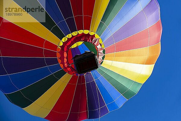 Fans genießen einen Ballonstart bei einem lokalen Festival