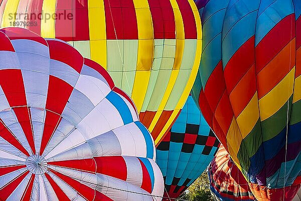 Fans genießen einen Ballonstart bei einem lokalen Festival