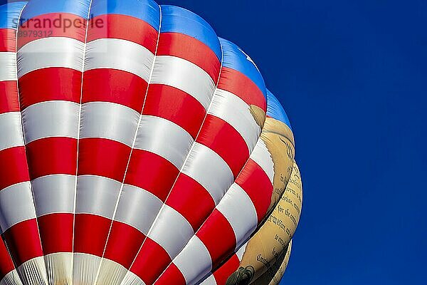 Fans genießen einen Ballonstart bei einem lokalen Festival