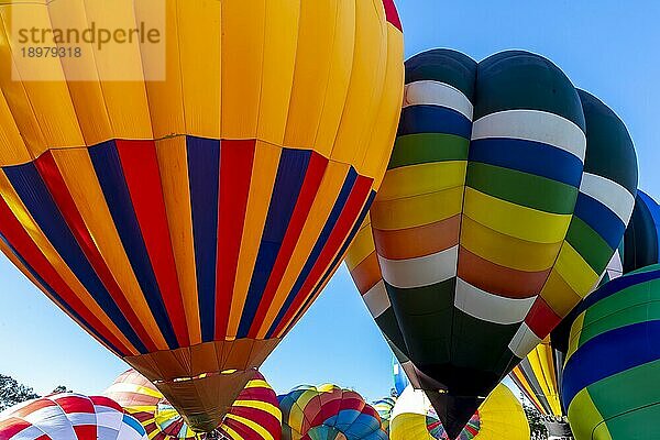 Fans genießen einen Ballonstart bei einem lokalen Festival