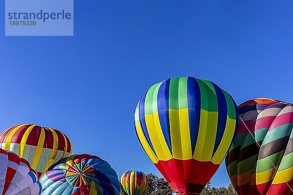 Fans genießen einen Ballonstart bei einem lokalen Festival