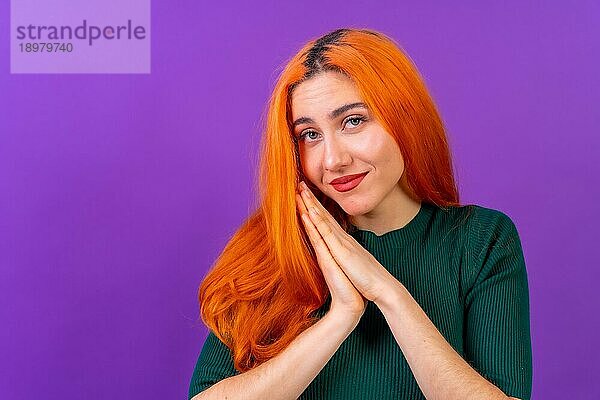 Rothaarige Frau im Studio Fotografie macht die Geste bitte auf einem lila Hintergrund