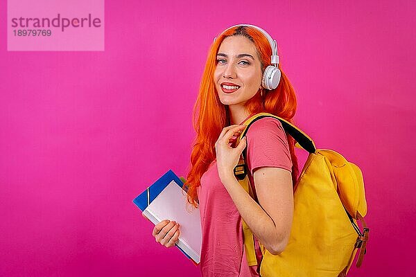 Rothaarige Frau im Studio Fotografie tanzen Collegestudent auf einem rosa Hintergrund  zurück in die Schule