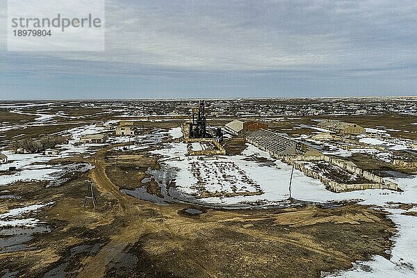 Luftaufnahme einer alten Weizenfarm in der halbgefrorenen Erde  südlich von Kostanay  Nordkasachstan