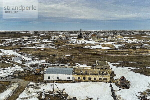 Luftaufnahme einer alten Weizenfarm in der halbgefrorenen Erde  südlich von Kostanay  Nordkasachstan