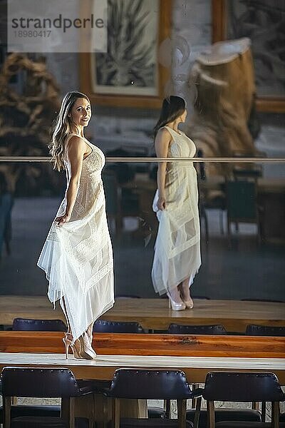 Eine wunderschöne Hispanic Brunette Modell posiert drinnen gegen einen Spiegel in häuslicher Umgebung