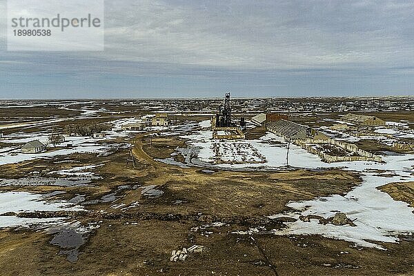 Luftaufnahme einer alten Weizenfarm in der halbgefrorenen Erde  südlich von Kostanay  Nordkasachstan