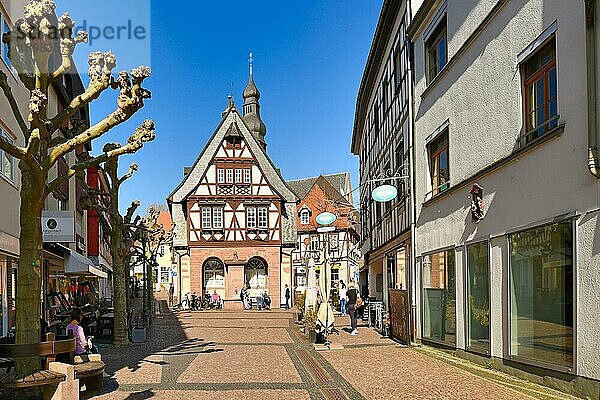 Straße mit traditionellen Fachwerkhäusern in der historischen Altstadt von Hofheim voller Menschen an einem sonnigen Tag  Hofheim  Deutschland  Europa