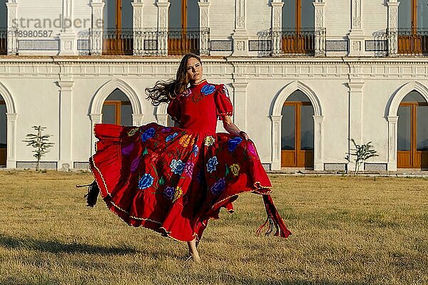 Ein wunderschönes Hispanic Brunette Modell posiert im Freien in häuslicher Umgebung