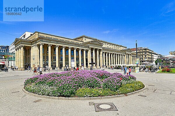 Schlossplatz mit Blumenbeet und altem historischen Einkaufszentrum und Menschen an einem sonnigen Tag  Stuttgart  Deutschland  Europa